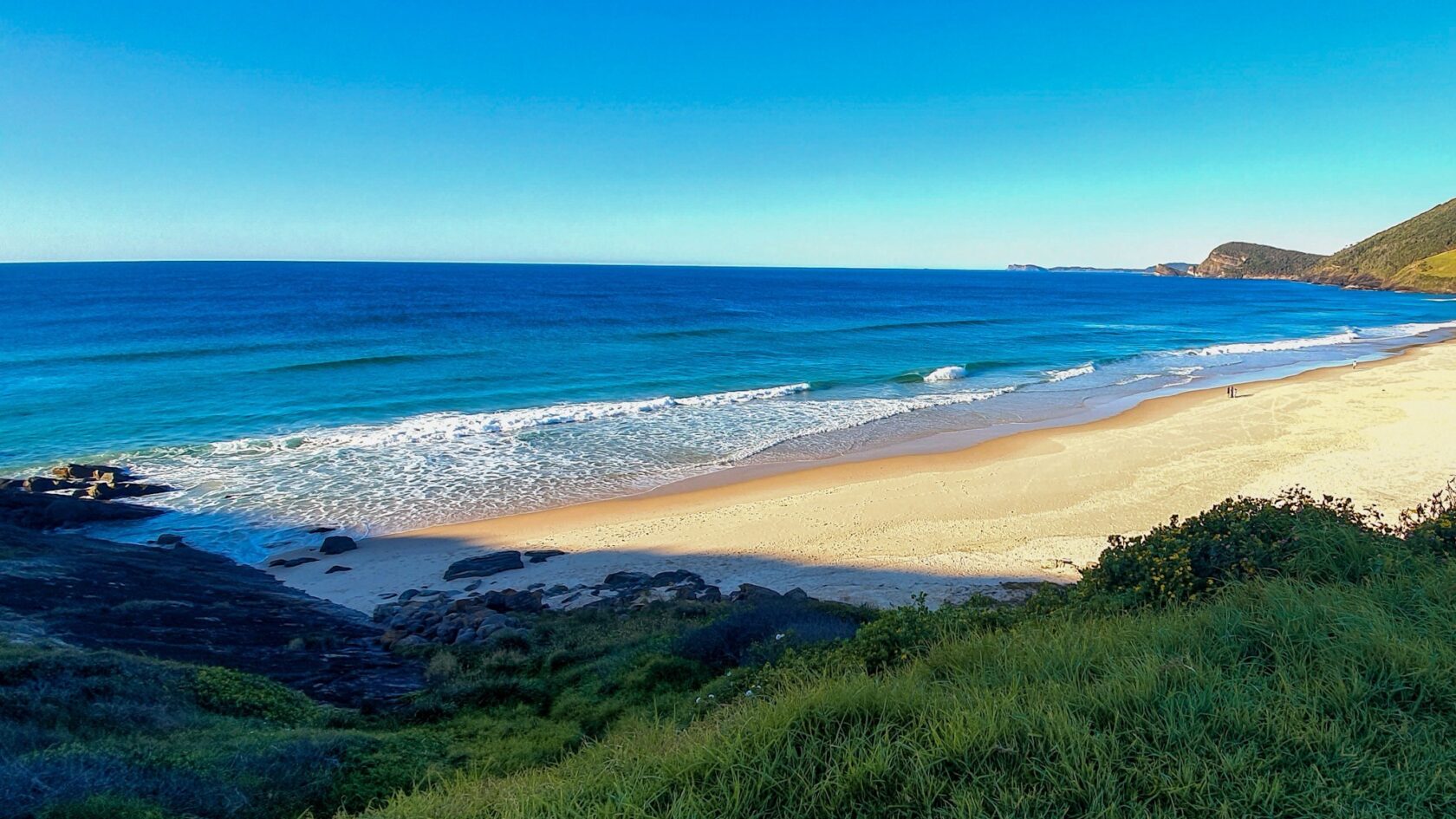 elizabeth-beach-couples-weekend Quiet spring sand at Blueys Beach near Elizabeth Beach, ideal for a couples switch-off weekend